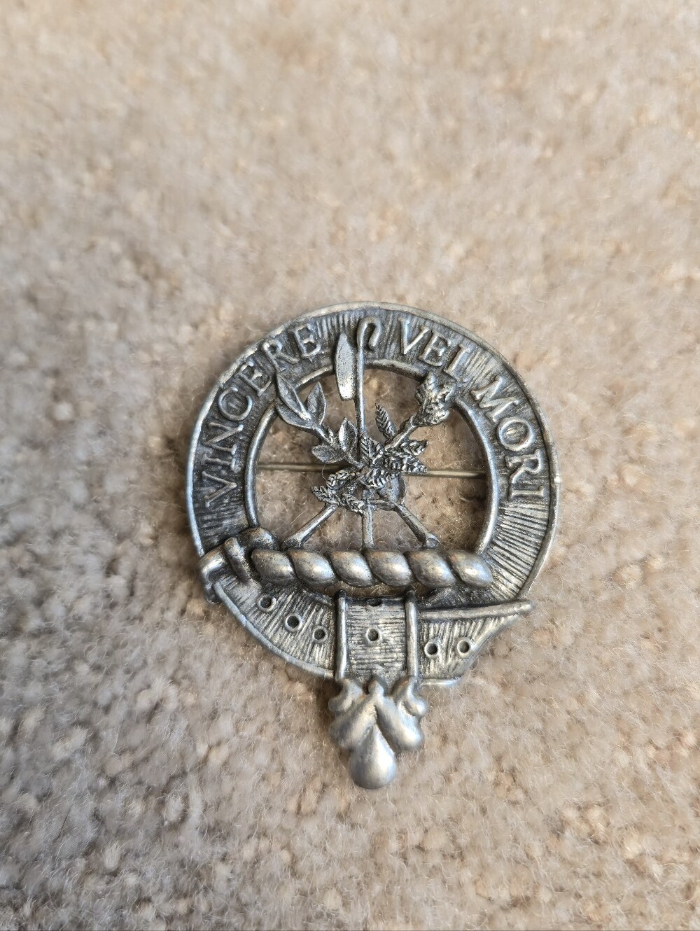 Vintage Scottish clan crest badge or kilt pin brooch Vincere Vel Mori MacNeil